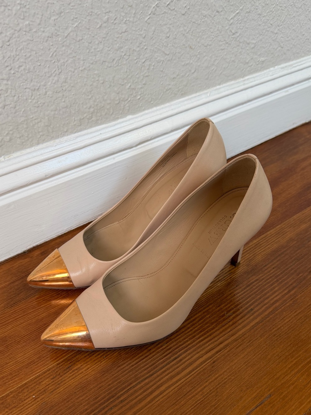 J. Crew Everly captoe pump size 7 in beige with gold captoe - Picture 2 of 4